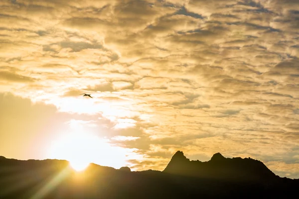 Sonne über Hügeln in Galapagos — Stockfoto