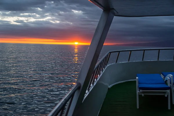 Pôr do sol de um navio em Galápagos — Fotografia de Stock