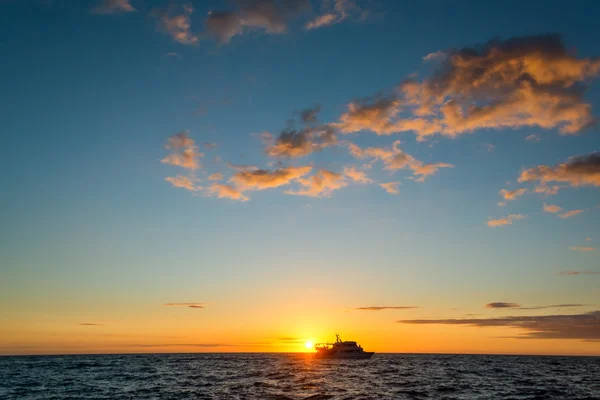 Sunset Boat Wide Angle — 图库照片