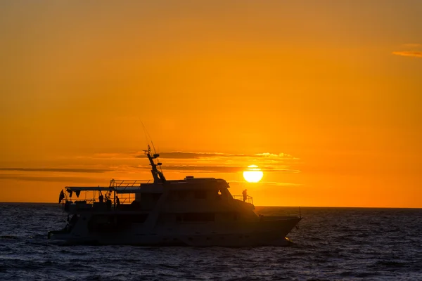 Silhouette de coucher de soleil bateau — Photo