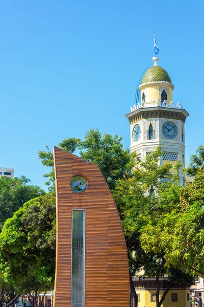 Torre de reloj morisco y escultura — Foto de Stock