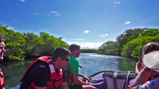 Туристы Галапагосских островов — стоковое видео