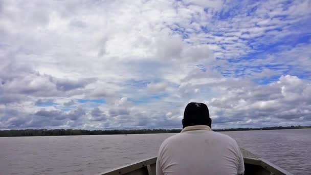 Mann auf Boot im Amazonas — Stockvideo