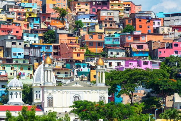 Iglesia y barrio pobre — Foto de Stock