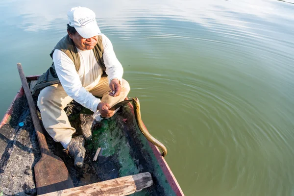 Removing Anaconda from Fishhook — Stock Photo, Image