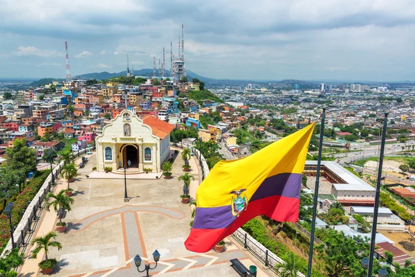 Vlag en kerk in Guayaquil — Stockfoto