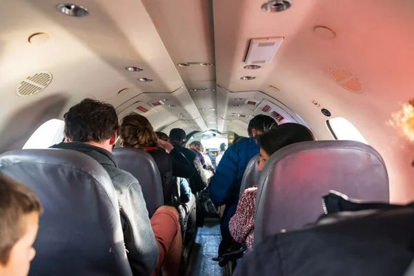 Passagiere in beengter Flugzeugkabine — Stockfoto