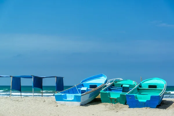 Barche blu sulla spiaggia di Canoa — Foto Stock