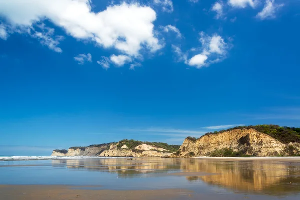 Spiaggia e Riflessione Cliff — Foto Stock