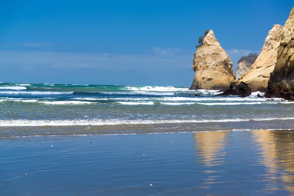 Formazione rocciosa nell'oceano — Foto Stock