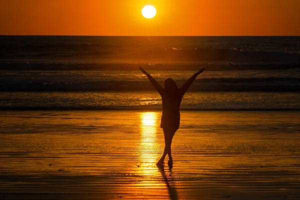 在日落海滩上的女人 — 图库照片