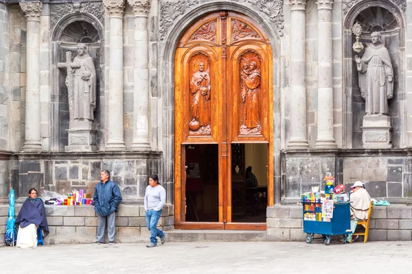 Otavalo, Ecuador kerk activiteit — Stockfoto