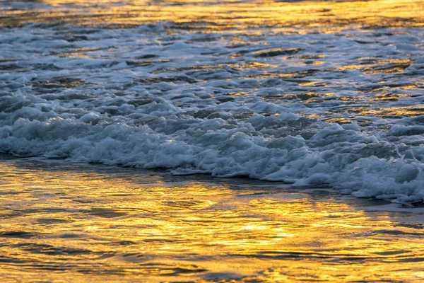 Luz dorada en el agua — Foto de Stock