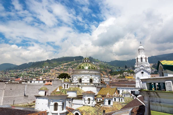 Quito domkyrkans kupol och spira — Stockfoto