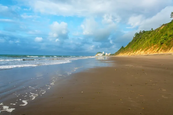Ampia spiaggia e natura — Foto Stock