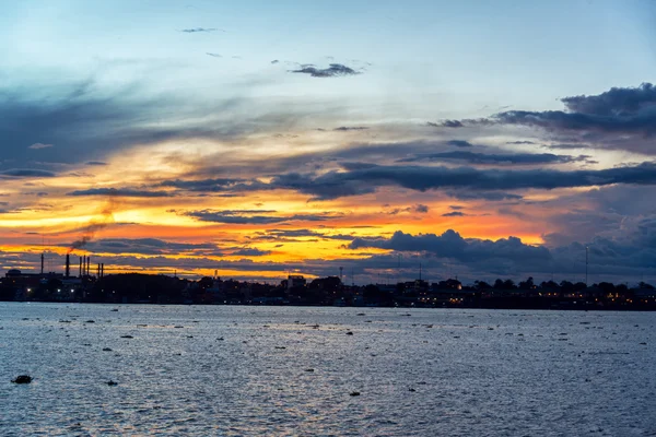 Nešikovnosti Sunset a výhledem na řeku — Stock fotografie