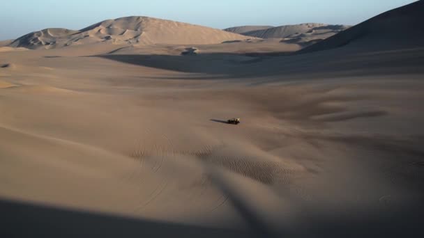 Dune Buggy y Dunas — Vídeo de stock