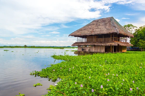 Capanna galleggiante sul Rio delle Amazzoni — Foto Stock