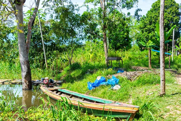 Canoa en el Amazonas —  Fotos de Stock