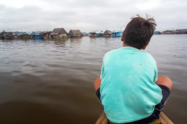 Niño en una canoa — Foto de Stock