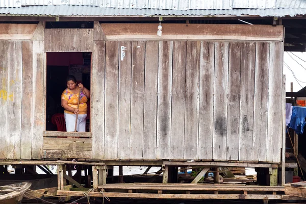 Vrouw reiniging in Iquitos, Peru — Stockfoto