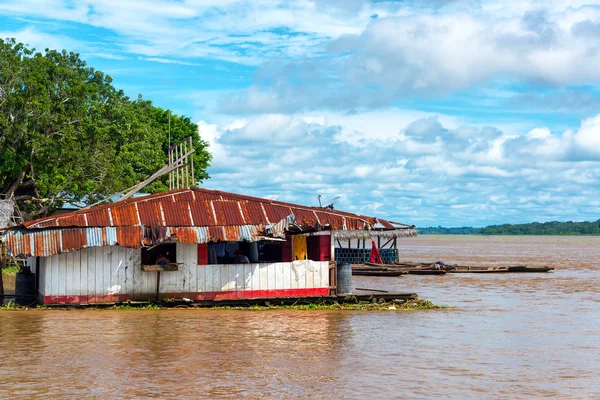 Drijvende Shack op de Amazone-rivier — Stockfoto