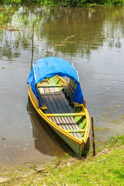 Pokryte Canoe pionowe — Zdjęcie stockowe