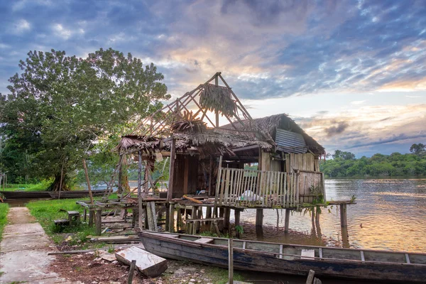 Старые Shack на реке — стоковое фото