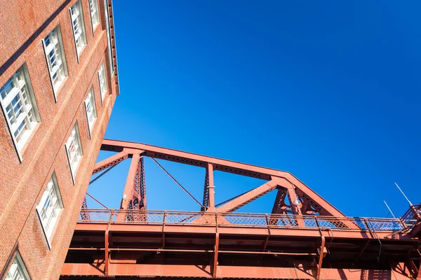 Broadway Bridge en bakstenen gebouw — Stockfoto