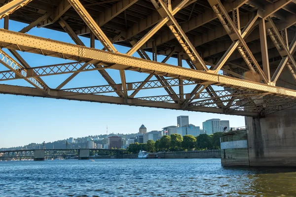 Downtown Portland sob ponte — Fotografia de Stock