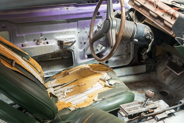 Velho carro danificado Interior — Fotografia de Stock