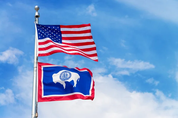 Americké a Wyoming státní vlajky — Stock fotografie