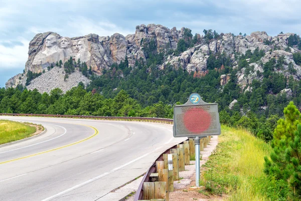 Mount Rushmore och motorväg — Stockfoto