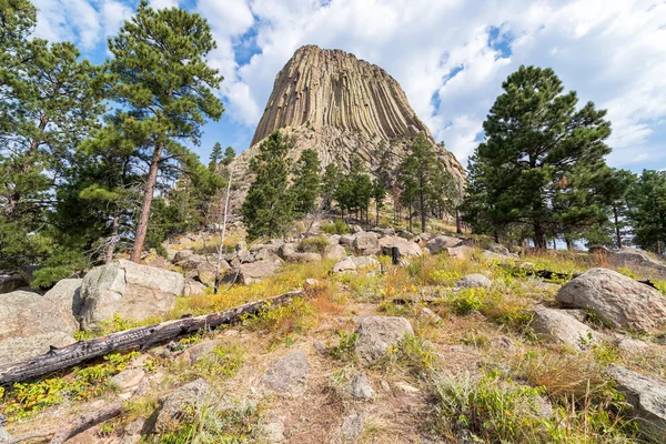 Torre de los demonios elevándose por encima — Foto de Stock