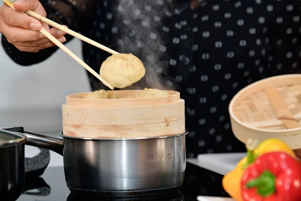 Close Dumpling Being Put Traditional Chinese Bamboo Steamer Out Focus — Stock Photo, Image