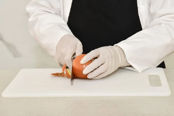 Zbliżenie Cebuli Krojonej Nożem Kuchennym Desce Krojenia Przez Kucharza Rękawiczkach — Zdjęcie stockowe
