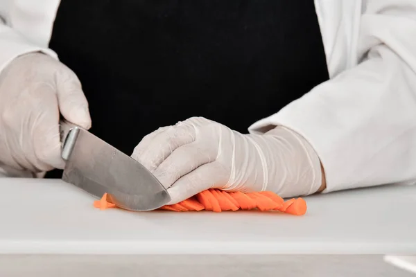 Gros Plan Des Mains Chef Portant Des Gants Coupant Une — Photo