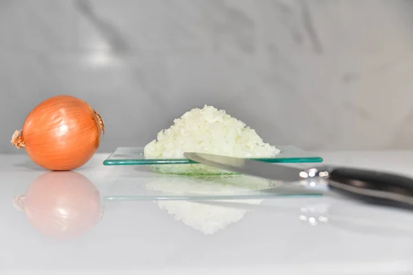 Κοντινό Πλάνο Ενός Γυάλινου Πιάτου Ψιλοκομμένο Κρεμμύδι Δίπλα Ένα Ολόκληρο — Φωτογραφία Αρχείου