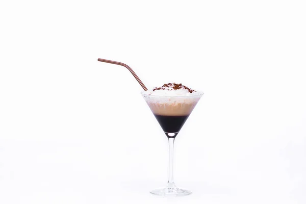 Vista Copo Cocktail Com Capuccino Isolado Sobre Fundo Branco — Fotografia de Stock
