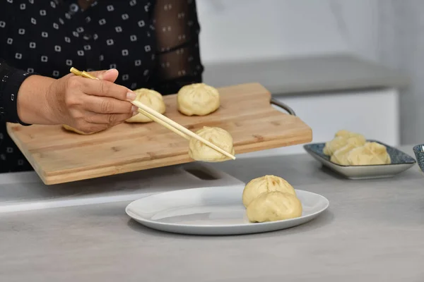 Närbild Kvinnlig Hand Med Ätpinnar För Att Flytta Traditionella Kinesiska — Stockfoto