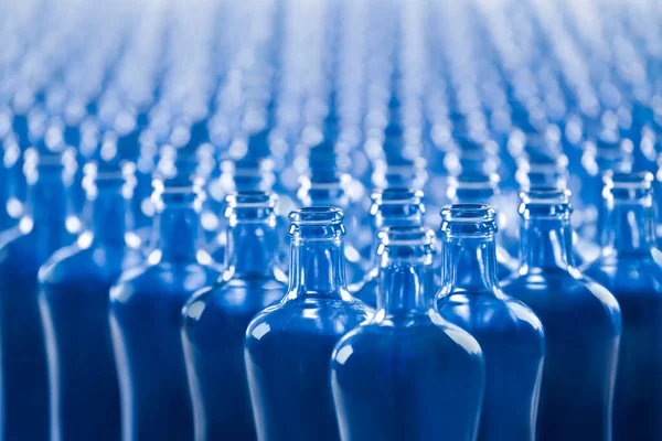 Enfoque Selectivo Botellas Vacías Vidrio Azul Vidrio Concepto Abstracto — Foto de Stock