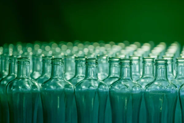 Enfoque Selectivo Botellas Vidrio Vacías Verdes Fondo Fuera Foco Vidrio — Foto de Stock