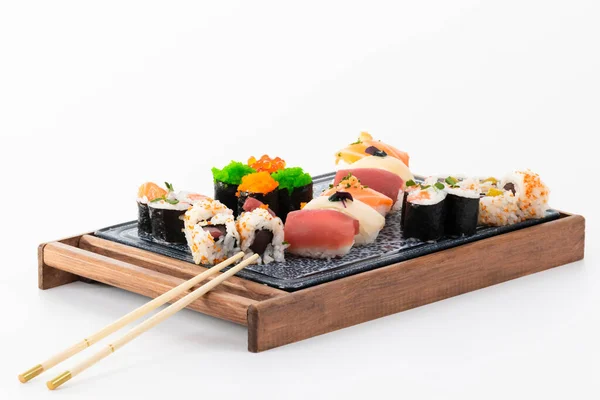 Detailní Záběr Lahodné Maki Nigiri Uramaki Podnose Hůlkami Lehkém Pozadí — Stock fotografie