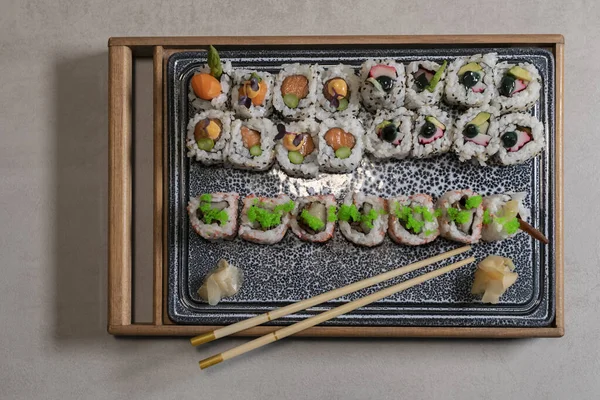 Horní Pohled Lahodné Kousky Uramaki Hůlky Nakládaný Zázvor Talíři Sushi — Stock fotografie