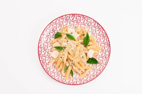 Horní pohled na lahodný talíř s vařenými těstovinami, sýrem a bylinkami na světlém pozadí. Zdravé jídlo a těstoviny koncept. — Stock fotografie