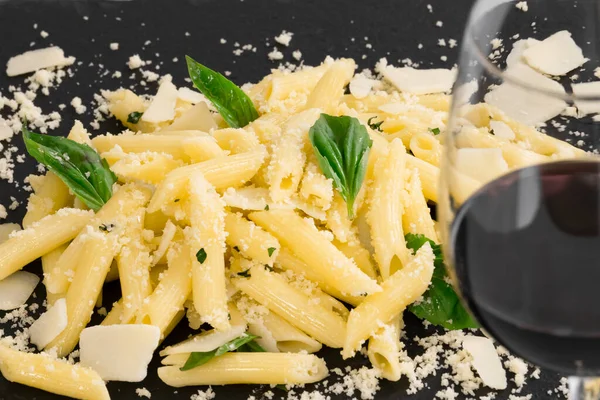 Seleccione el enfoque y el primer plano de la tentadora pasta recién cocinada con queso y hierbas — Foto de Stock