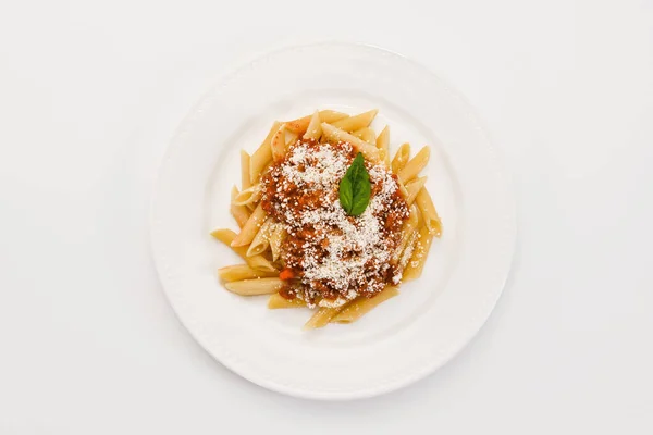 Pohled na chutný talíř vařených těstovin s boloňskou omáčkou — Stock fotografie