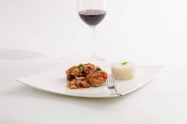 Haşlanmış tavuk ve beyaz pilav.