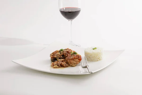Dušené kuře a bílá rýže na bílém talíři — Stock fotografie