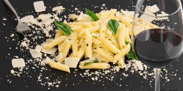 Primer plano de la apetitosa pasta cocida con queso y hierbas — Foto de Stock